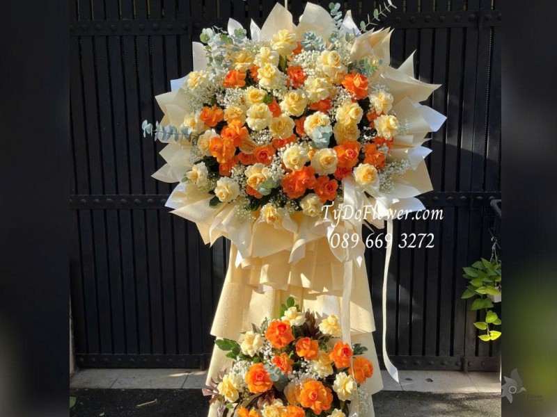 KCM1025847 KỆ HOA CHÚC MỪNG Thiết kế hoa hồng cam Quốc Vương, vàng Victor trên nền giấy mỹ thuật cao cấp