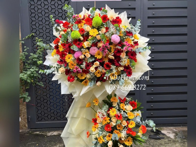 KCM1025854 KỆ HOA CHÚC MỪNG HỘI NGHỊ Thiết kế hoa đa sắc, loại hoa phối ngẫu nhiên trên nền giấy mỹ thuật cao cấp