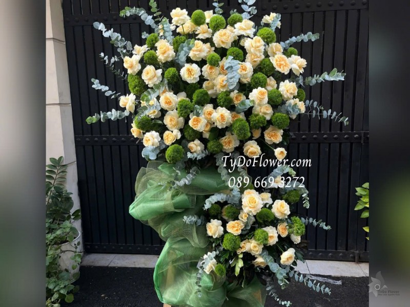 KCM1025855 KỆ HOA CHÚC MỪNG Thiết kế hoa hồng vàng Victor, Wicky