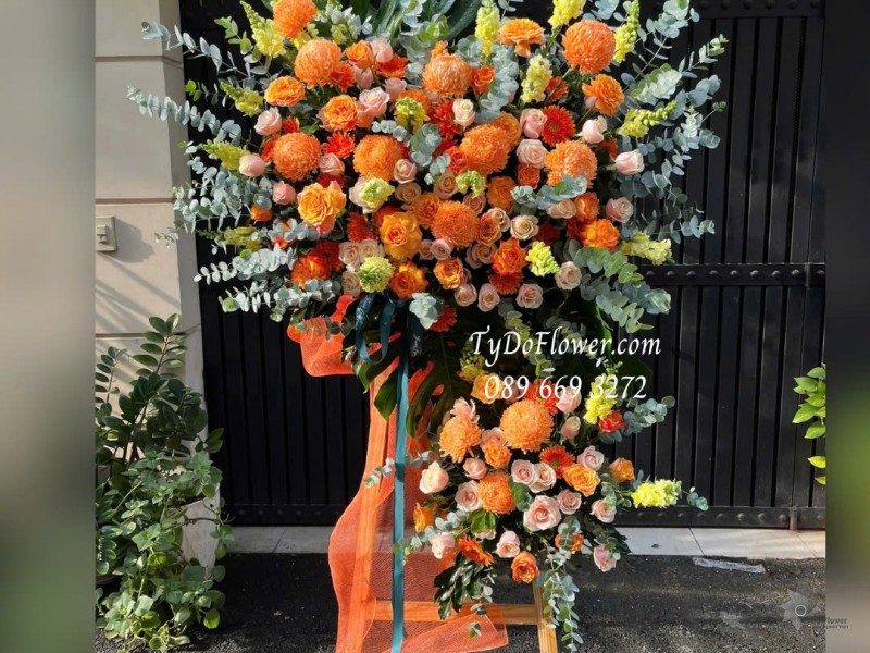 KCM1025857 KỆ HOA CHÚC MỪNG Thiết kế hoa hồng cam Spirit, cúc mẫu đơn cam, hoa hồng kem