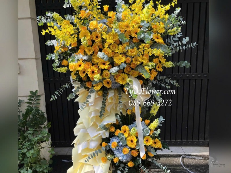 KCM1025858 KỆ HOA CHÚC MỪNG Thiết kế hoa hồng vàng, lan vũ nữ, đồng tiền