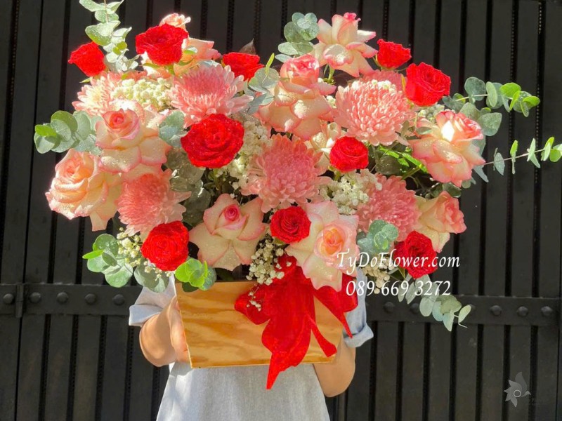 G1025871 GIỎ HOA CHÚC MỪNG Thiết kế Hoa hồng đỏ Ecuador, song hỷ, cúc nhuộm màu