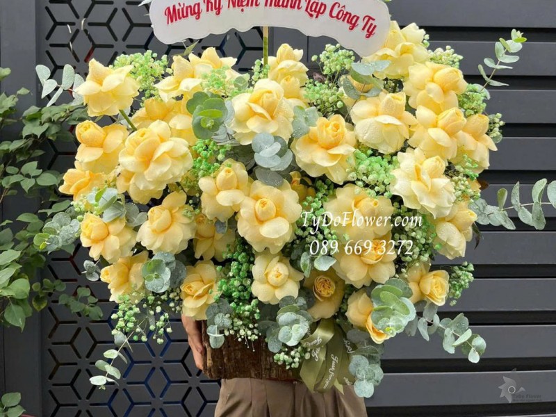 G1025872 GIỎ HOA CHÚC MỪNG KỶ NIỆM THÀNH LẬP CÔNG TY Thiết kế Hoa hồng vàng Victor