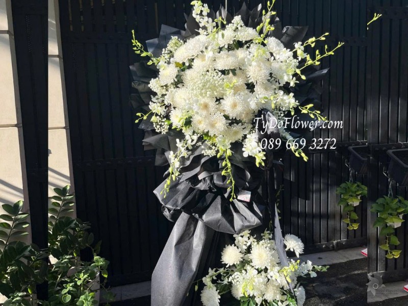 KCB1025873 KỆ HOA TANG LỄ VÒNG HOA CHIA BUỒN Kính Viếng Thiết kế hoa cúc Magum, lan trắng