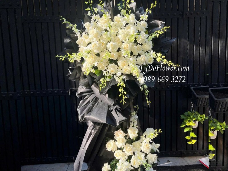 KCB1025877 KỆ HOA TANG LỄ VÒNG HOA CHIA BUỒN Kính Viếng Thiết kế hoa hồng trắng, lan trắng