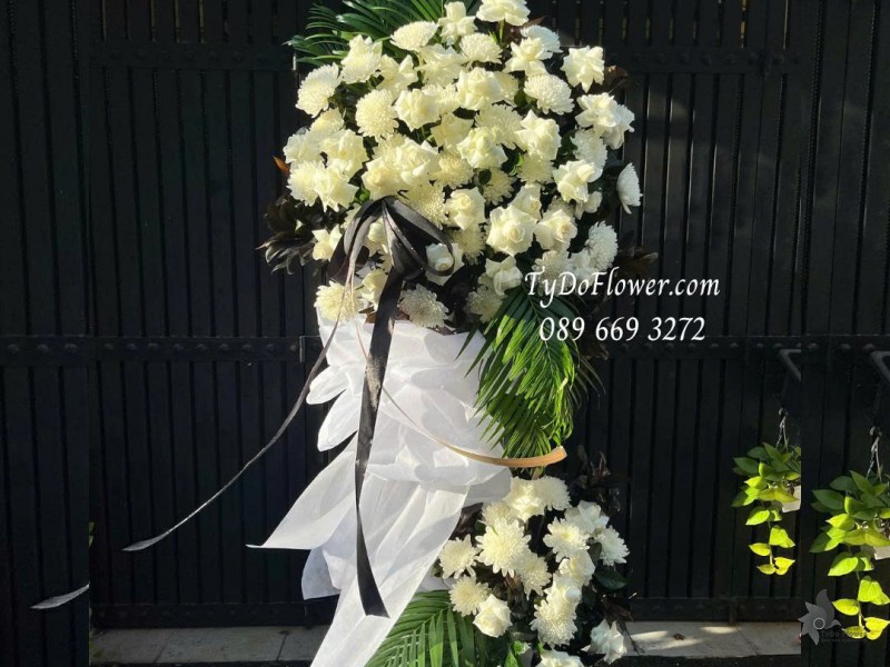 KCB1025878 KỆ HOA TANG LỄ VÒNG HOA CHIA BUỒN Kính Viếng Thiết kế hoa hồng trắng, cúc trắng