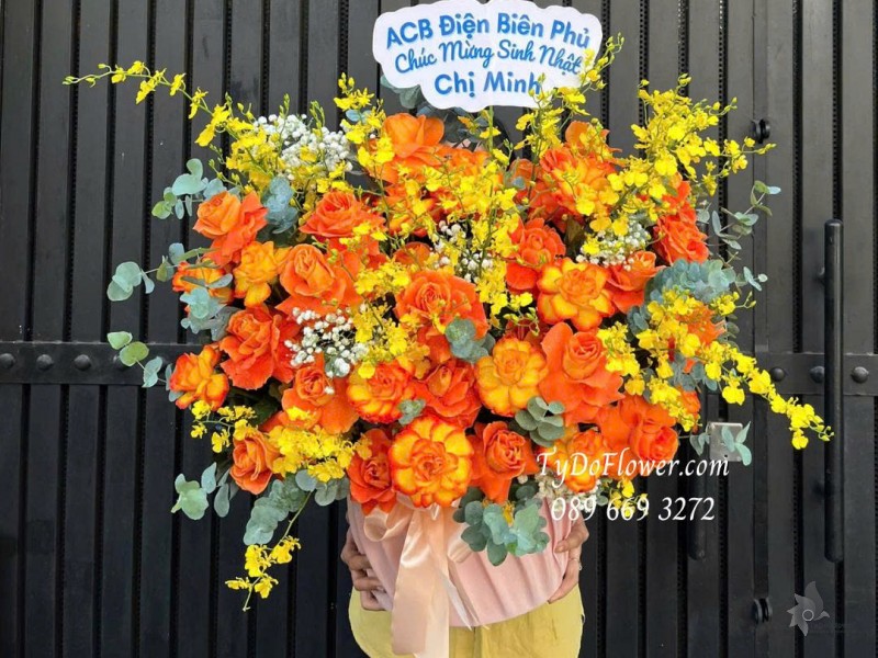 G1125879 GIỎ HOA CHÚC MỪNG SINH NHẬT Thiết kế hoa hồng cam lửa, lan vũ nữ