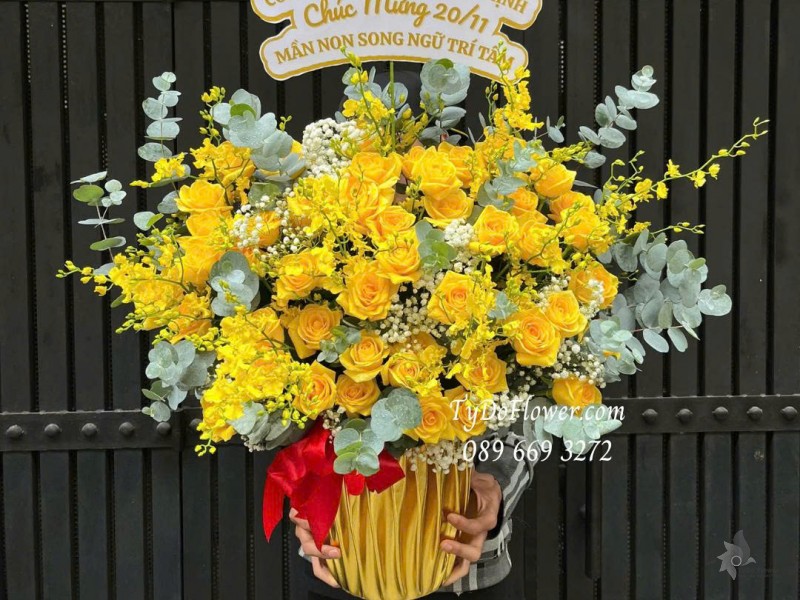 G1125881 GIỎ HOA CHÚC MỪNG 20-11 Thiết kế hoa hồng vàng gold, lan vũ nữ