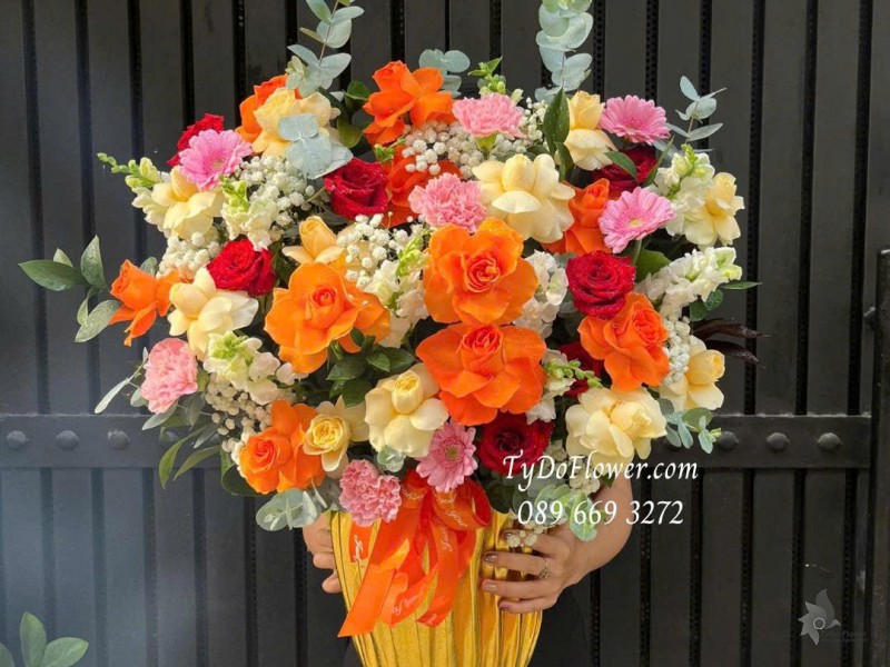 G1125882 GIỎ HOA CHÚC MỪNG Thiết kế hoa hồng đa sắc, phối hoa màu ngẫu nhiên
