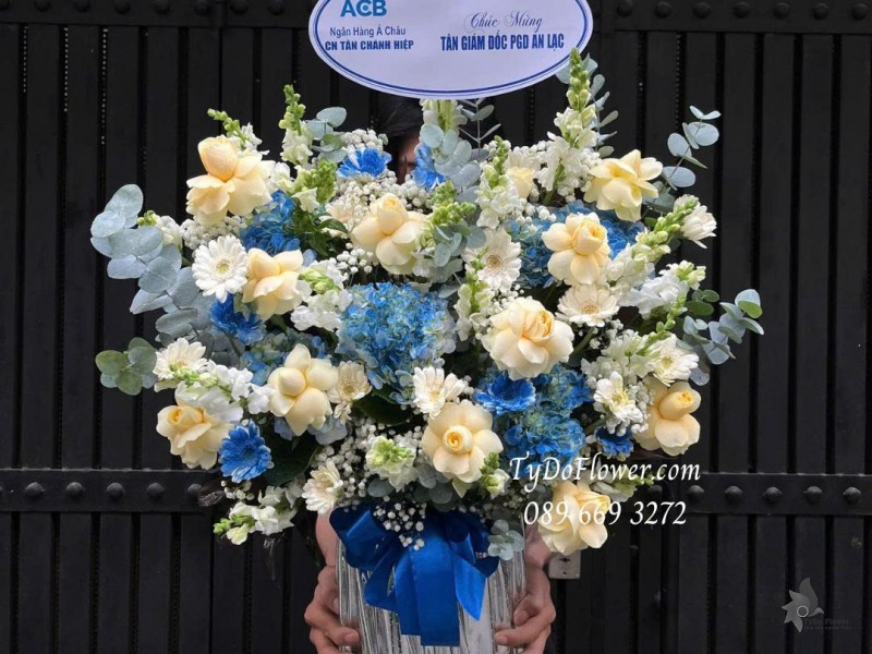 G1125883 GIỎ HOA CHÚC MỪNG TÂN GIÁM ĐỐC Thiết kế hoa hồng vàng Victor phối hoa nhuộm màu xanh dương