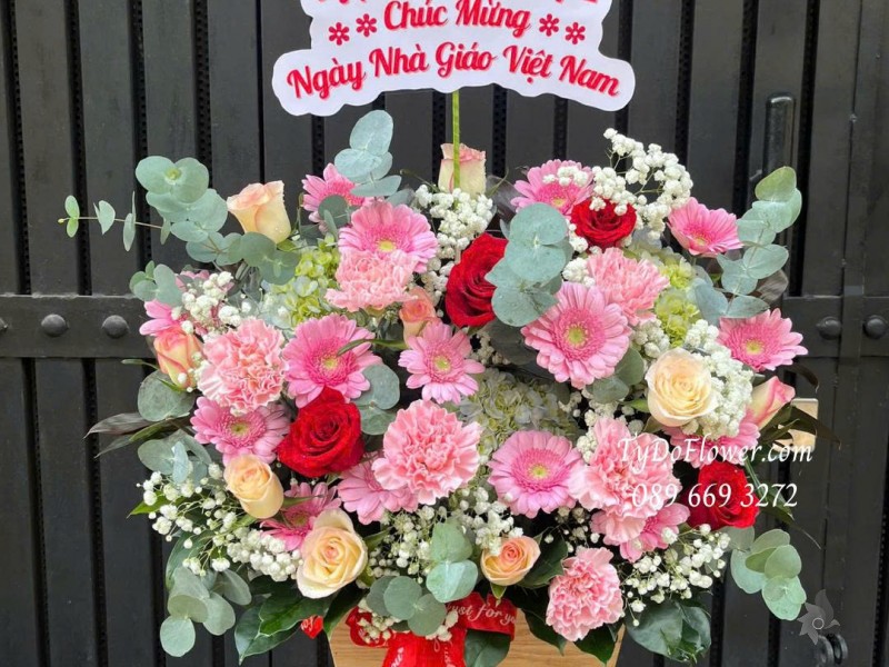 G1125884 GIỎ HOA CHÚC MỪNG NGÀY NHÀ GIÁO VIỆT NAM Thiết kế hoa đa sắc đỏ hồng vàng, hoa phối ngẫu nhiên