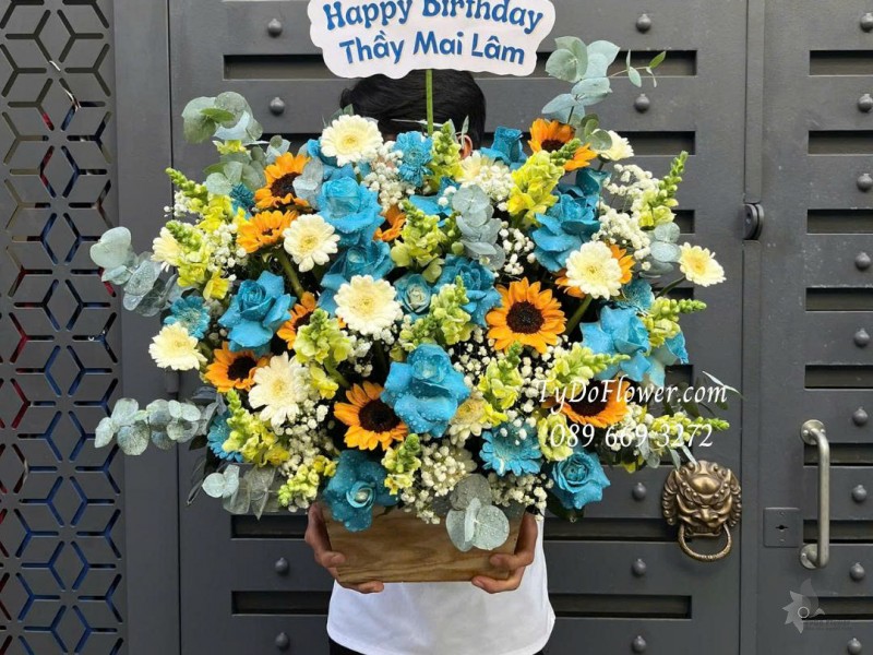 G1125885 GIỎ HOA CHÚC MỪNG SINH NHẬT Thiết kế hoa hồng xanh dương, hoa hướng dương, đồng tiền mini. mõm sói