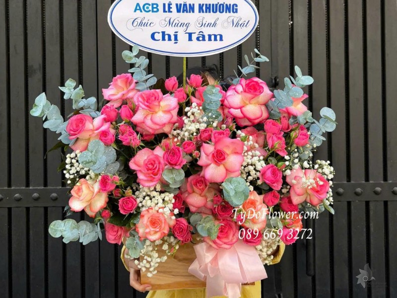 G1125890 GIỎ HOA CHÚC MỪNG SINH NHẬT Thiết kế hoa hồng song hỷ gấp cánh nghệ thuật