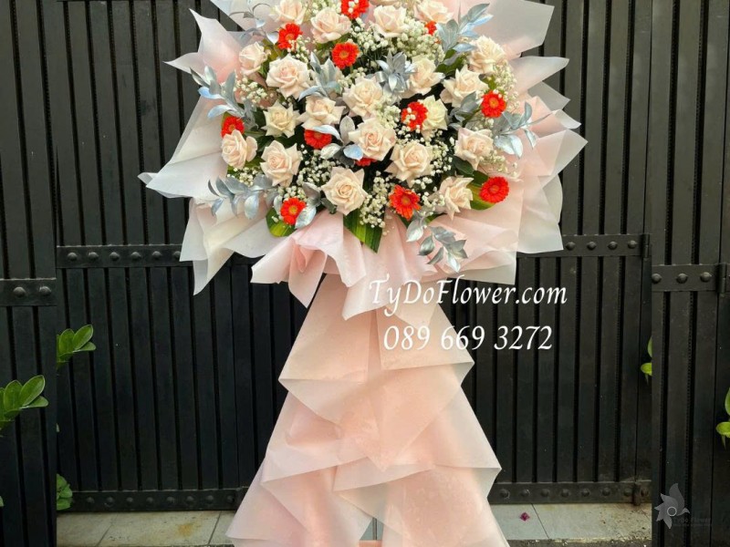 KCM0126019 KỆ HOA CHÚC MỪNG Thiết kế hoa hồng kem, đồng tiền mini cam