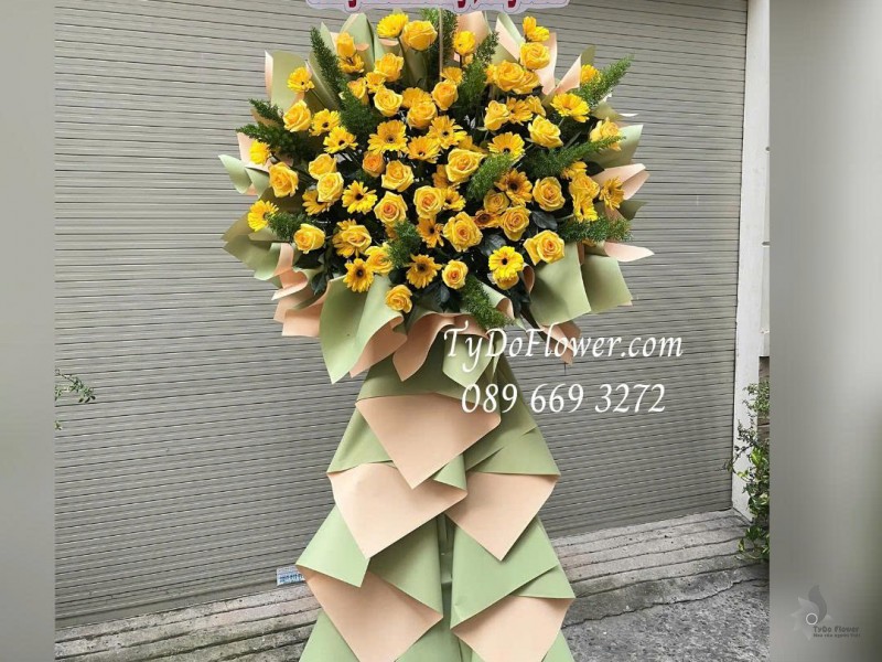 KCM0126021 KỆ HOA CHÚC MỪNG KHAI TRƯƠNG HỒNG PHÁT Thiết kế hoa hồng vàng, đồng tiền vàng