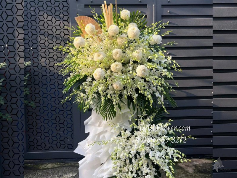 KCB1125901 KỆ HOA TANG LỄ VÒNG HOA CHIA BUỒN Thành Kính Phân Ưu Thiết kế 02 tầng hoa lan trắng, cúc mẫu đơn trắng