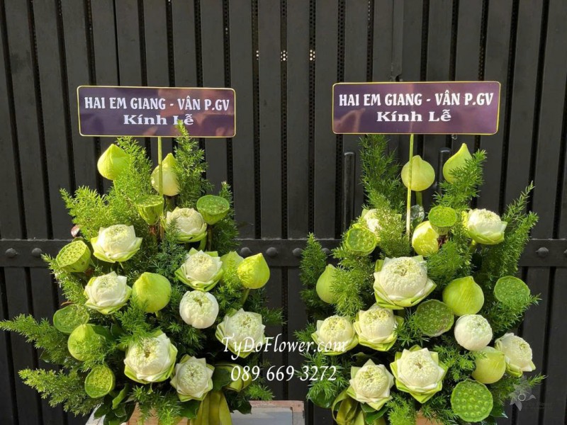 G1125902 MỘT CẶP 02 GIỎ HOA SEN TRẮNG Hoa Kính Lễ