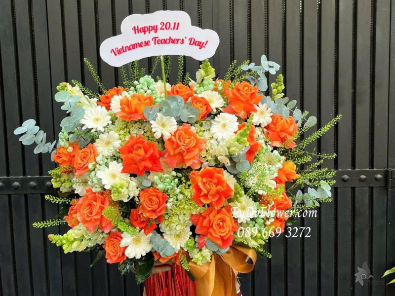 G1125903 GIỎ HOA CHÚC MỪNG Happy 20-11 Vietnamese Teachers Day Thiết kế Hoa Hồng Cam gấp cánh, đồng tiền mini, cẩm tú cầu, mõm sói