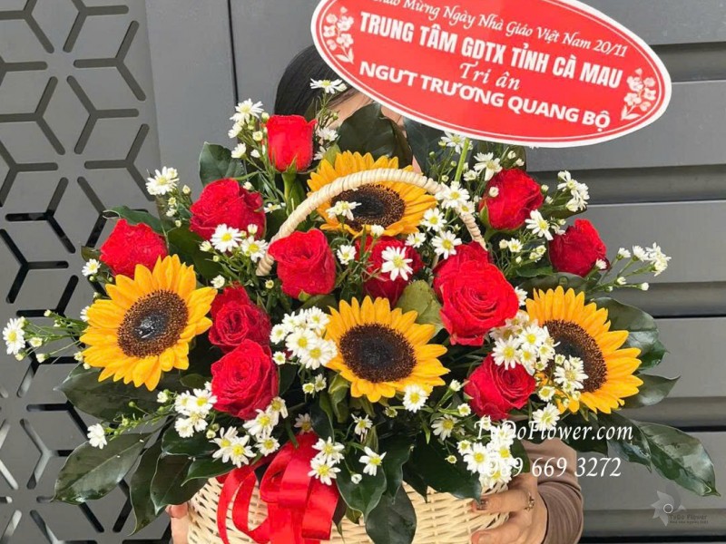 G1125906 GIỎ HOA TRI ÂN THẦY Thiết kế hoa đồng tiền đỏ, hoa hướng dương