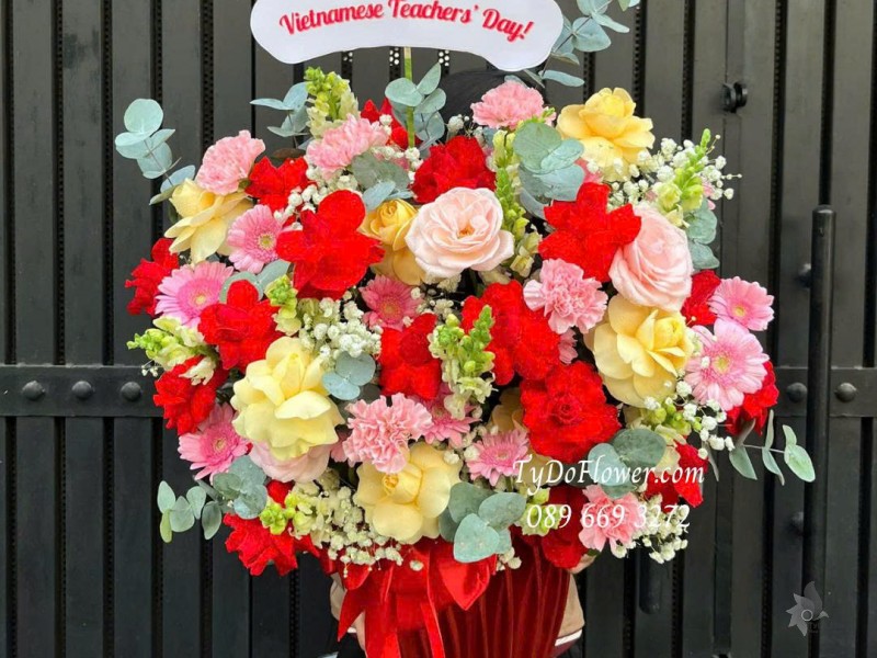 G1125907 GIỎ HOA CHÚC MỪNG Happy 20-11 Vietnamese Teachers Day Thiết kế tông màu đỏ hồng vàng, chọn hoa ngẫu nhiên