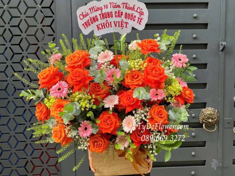 G1125909 GIỎ HOA CHÚC MỪNG KỶ NIỆM NGÀY THÀNH LẬP Thiết kế hoa hồng cam, đồng tiền mini