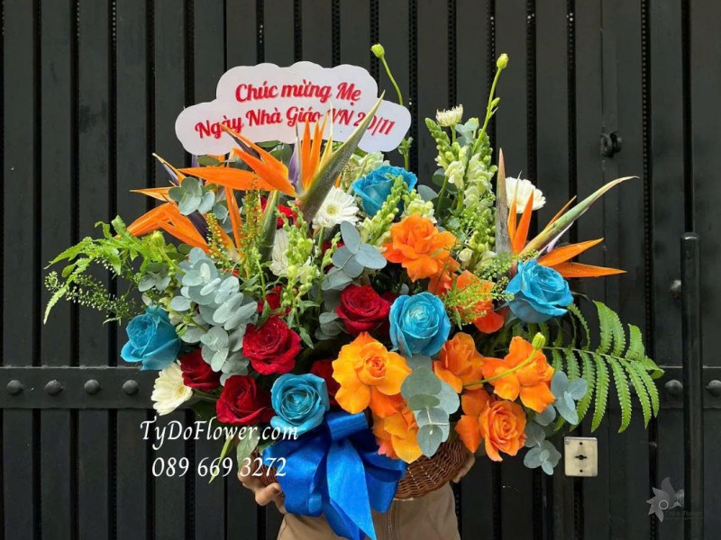 G1125912 GIỎ HOA CHÚC MỪNG MẸ Thiết kế hoa hồng đỏ, cam, xan dương, thiên điểu