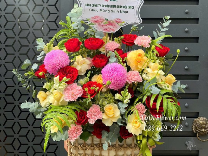 G1125913 GIỎ HOA CHÚC MỪNG SINH NHẬT Thiết kế hoa hồng đỏ Red Ohara Rose, vàng Victor, cúc mẫu đơn hồng