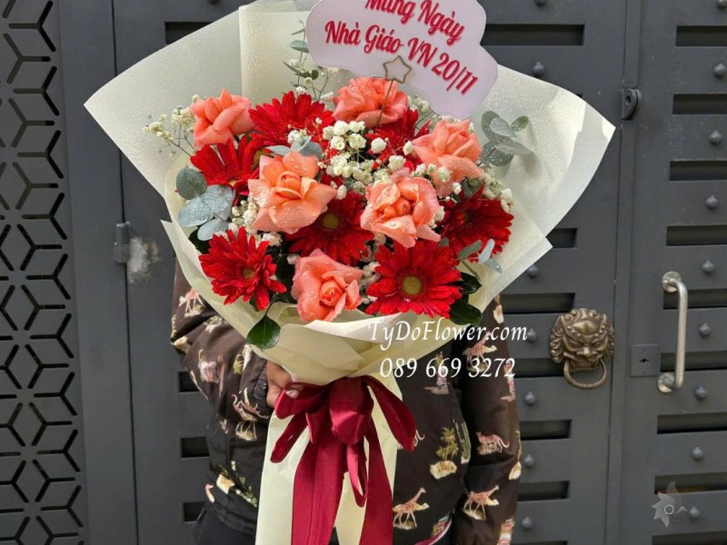 B1125915 BÓ HOA CHÚC MỪNG NGÀY NHÀ GIÁO VN Thiết kế Hoa hồng cam, đồng tiền đỏ