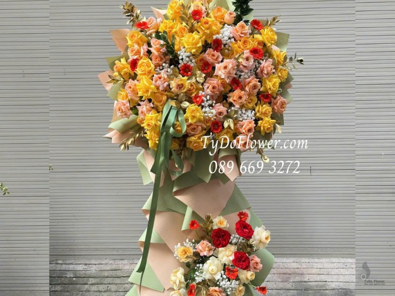 KCM0126039 KỆ HOA CHÚC MỪNG NGÀY THÀNH LẬP Thiết kế chủ đạo Hoa Hồng Vàng Cam trên nền giấy kỹ thuật cao cấp