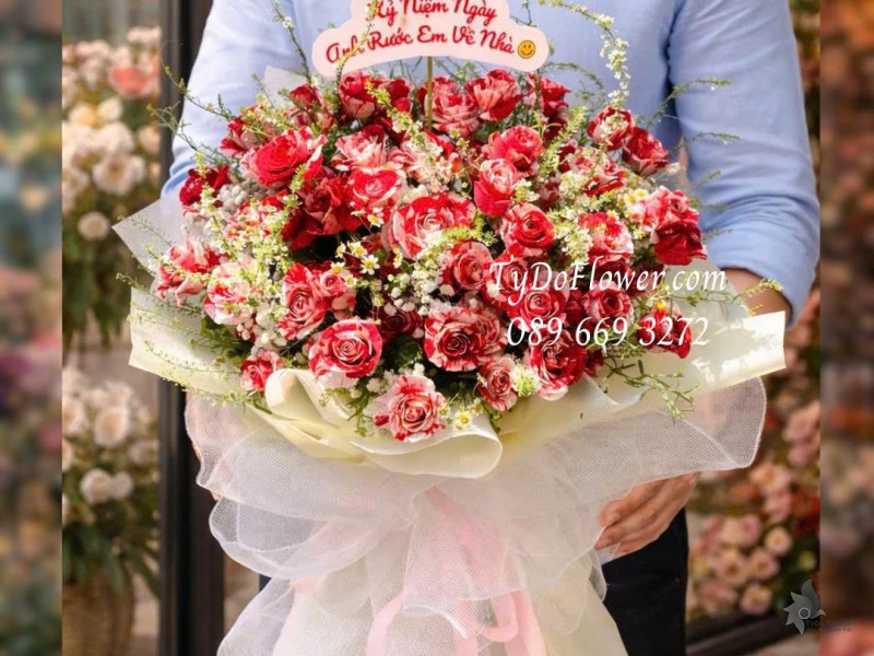 B0126051 Bó Hoa Kỷ Niệm tặng Vợ thiết kế Hoa Hồng Đỏ Kẹo, Hoa Tuyết Mai