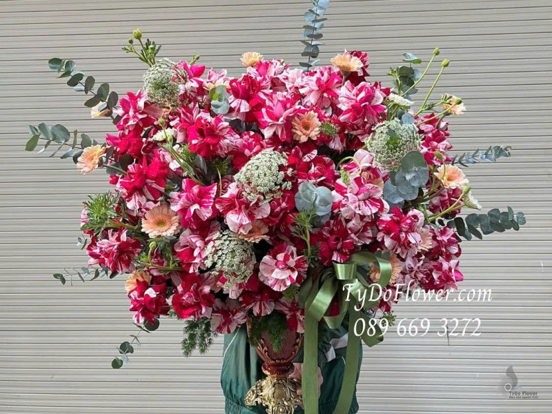 B0126065 BÌNH HOA CHÚC MỪNG Thiết kế Hoa Hồng Đỏ Kẹo gấp cánh nghệ thuật