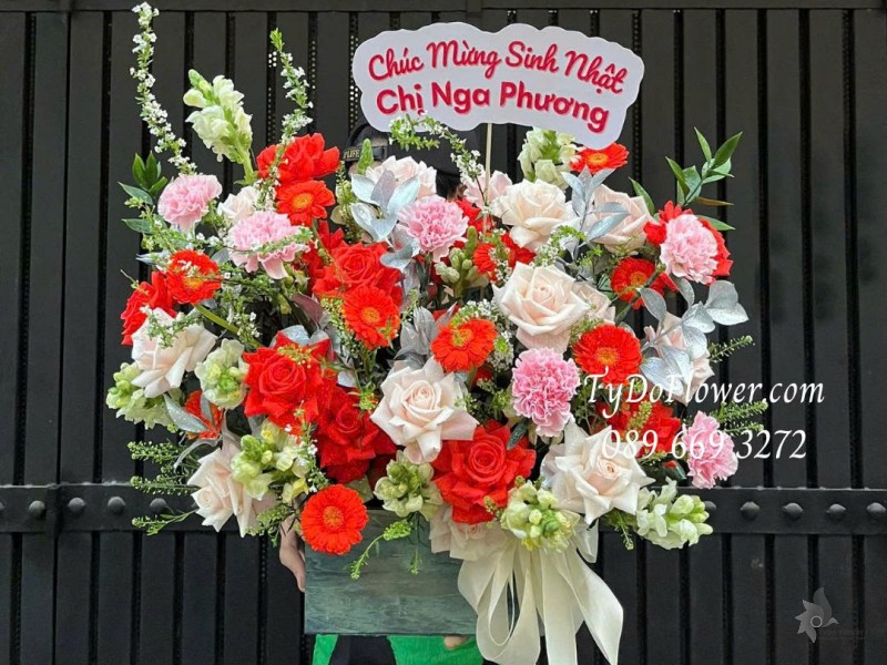 G0126066 GIỎ HOA CHÚC MỪNG SINH NHẬT Thiết kế Hoa Hồng Kem, Hoa Hồng đỏ cam, đồng tiền mini
