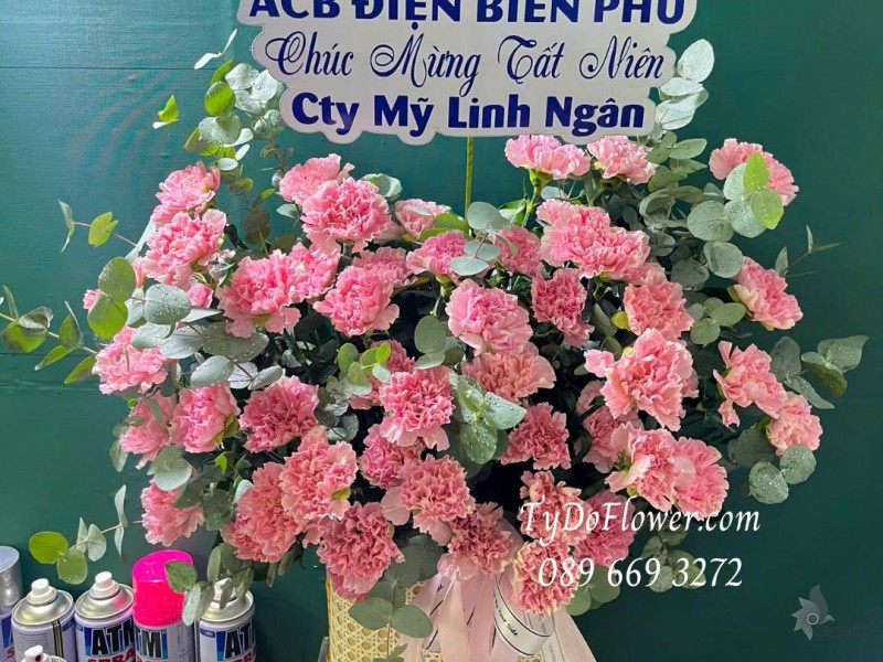G0126067 GIỎ HOA CHÚC MỪNG TẤT NIÊN Thiết kế hoa phăng hồng