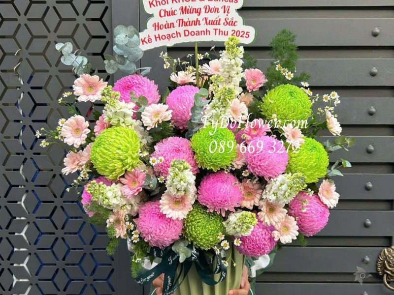 G0126069 GIỎ HOA CHÚC MỪNG Thiết kế hoa Cúc Mẫu Đơn hồng, xanh lá, phi yến, đồng tiền mini