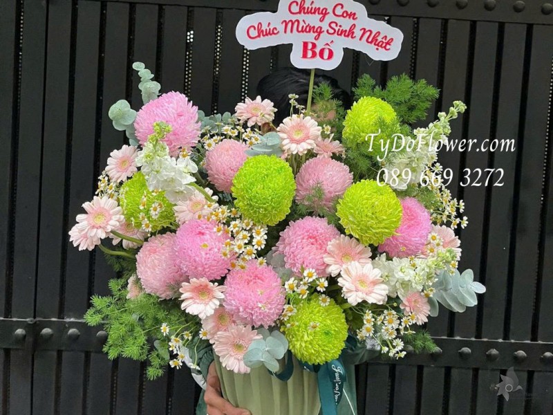 G0126073 GIỎ HOA CHÚC MỪNG SINH NHẬT BỐ Thiết kế hoa Cúc Mẫu Đơn hồng, xanh lá, đồng tiền mini, cúc Tana