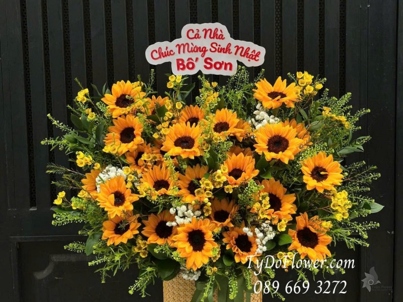 G0126074 GIỎ HOA CHÚC MỪNG SINH NHẬT BỐ Thiết kế Hoa Hướng Dương, Thanh Liễu