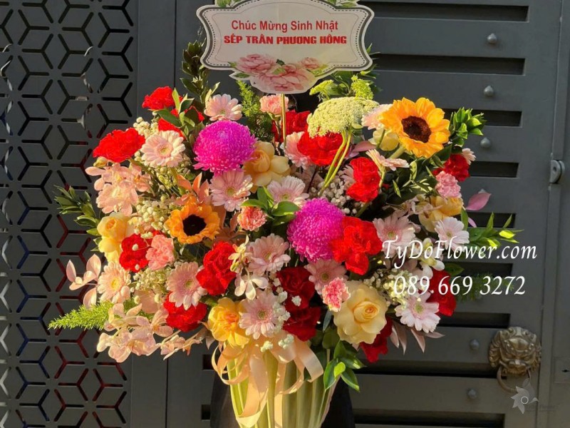 G0126075 GIỎ HOA CHÚC MỪNG SINH NHẬT SẾP Thiết kế tông màu sáng, phối hoa ngẫu nhiên