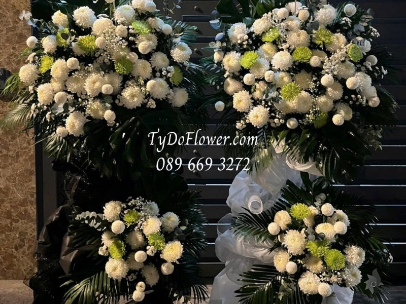 KCB0126077 KỆ HOA TANG LỄ VÒNG HOA CHIA BUỒN Kính Viếng Thiết kế 02 tầng cúc Magum, cúc Pingpong trắng, cúc xanh lá