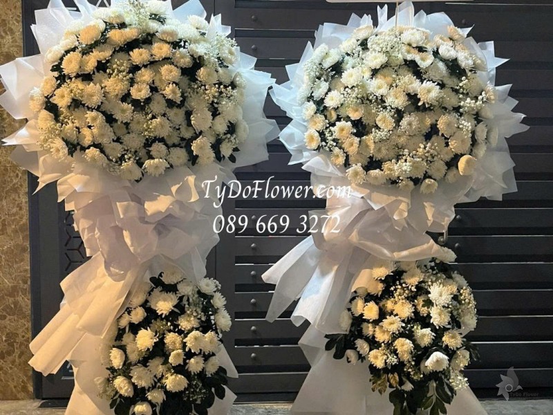 KCB0126078 KỆ HOA TANG LỄ VÒNG HOA CHIA BUỒN Vô Cùng Thương Tiếc Thiết kế 02 tầng hoa cúc trắng