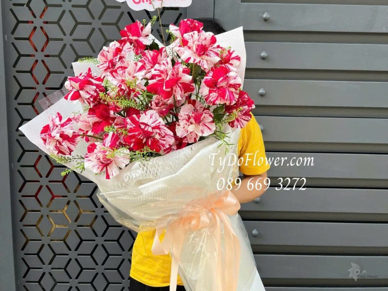 B0226084 BÓ HOA CHÚC MỪNG SINH NHẬT Thiết kế Hoa Hồng Đỏ Kẹo