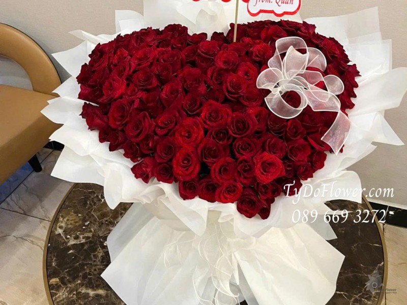 B0226094 BÓ HOA HỒNG ĐỎ ECUADOR ROSE Thiết kế bó hoa trái tim đỏ