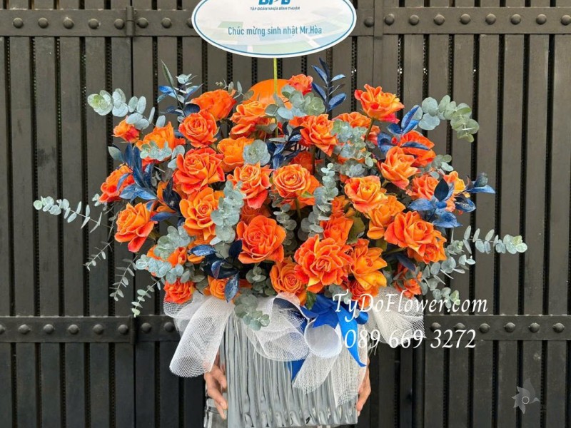 G0226099 GIỎ HOA HỒNG CAM PARTY Thiết kế gấp cánh nghệ thuật, hoa chúc mừng sinh nhật Nam