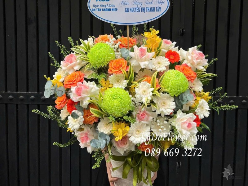 G0226104 GIỎ HOA CHÚC MỪNG SINH NHẬT KHÁCH HÀNG Thiết kế tông màu nhã nhặn, chủ đạo hoa cúc mẫu đơn xanh lá, hoa hồng, đồng tiền mini