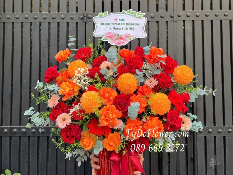 G0226112 GIỎ HOA MÀU ĐỎ CAM Thiết kế hoa hồng đỏ cam, cúc mẫu đơn cam