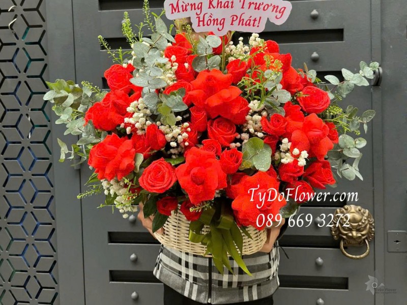 G0226113 GIỎ HOA CHÚC MỪNG KHAI TRƯƠNG HỒNG PHÁT Thiết kế hoa hồng đỏ gấp cánh nghệ thuật
