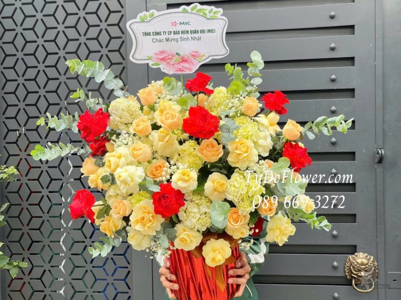 BI0226116 BÌNH HOA CHÚC MỪNG SINH NHẬT Thiết kế hoa hồng Ecuador, vàng Victor, Cẩm tú cầu