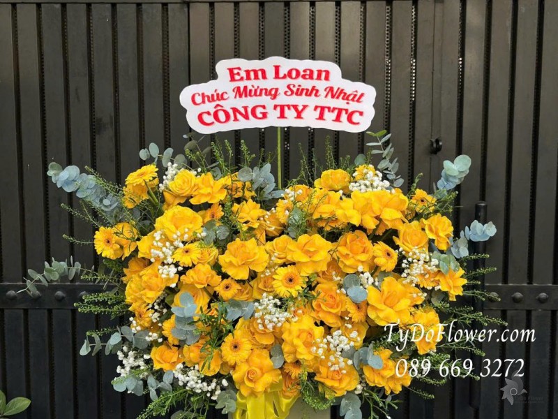 G0226117 GIỎ HOA HỒNG VÀNG GOLD  Thiết kế gấp cánh hoa nghệ thuật, hoa chúc mừng sinh nhật công ty