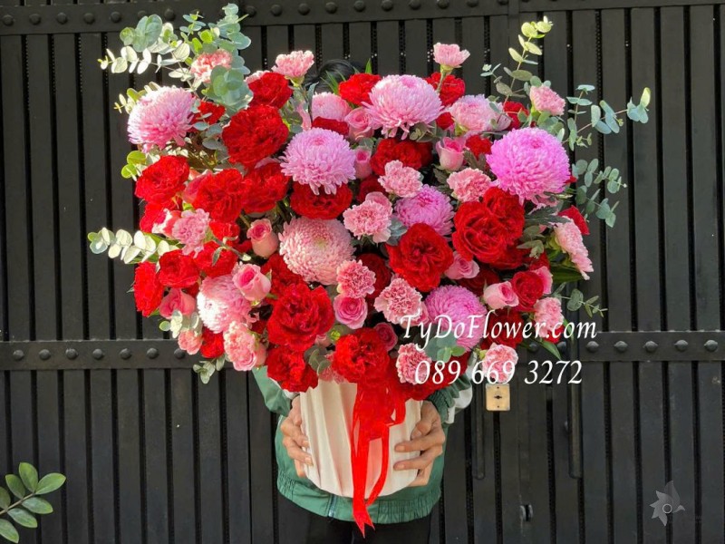 BI0226118 BÌNH HOA CHÚC MỪNG Thiết kế hoa hồng đỏ Red Ohara Rose, Cúc Mẫu Đơn, câm chướng phăng hồng