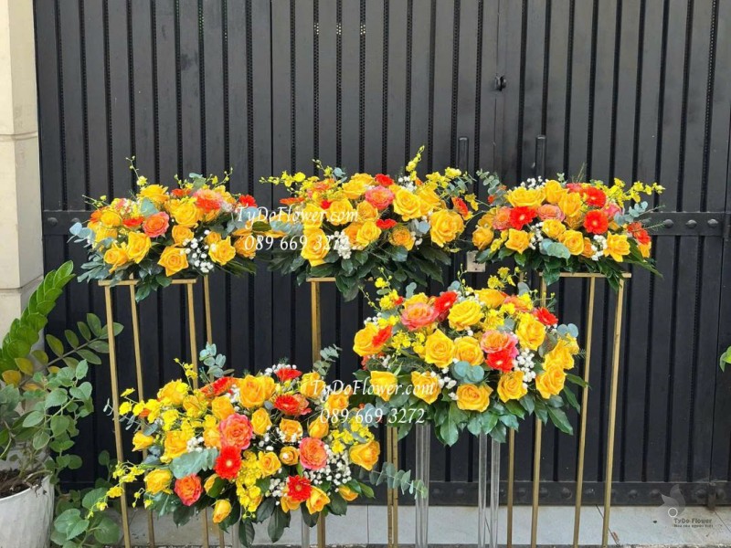 GI0226119 ĐẶT TỪ 02 Bát hoa để bàn đại biểu Thiết kế tông màu vàng cam, chủ đạo hoa hồng, đồng tiền, lan vũ nữ