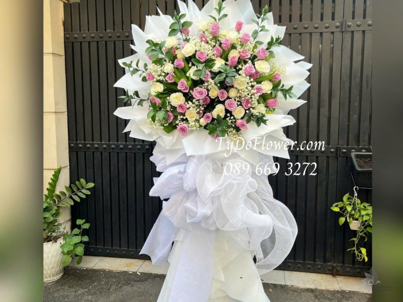 KCB0226128 KỆ HOA TANG LỄ VÒNG HOA CHIA BUỒN Kính Viếng Thiết kế hoa hồng trắng tím